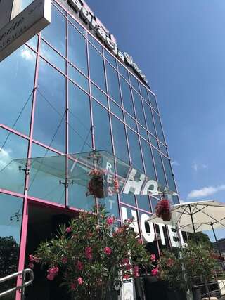 Отель Hotel & Restauracja Glass Радом-1